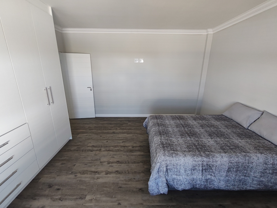 To Let 4 Bedroom Property for Rent in Hoogland Western Cape